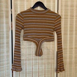 Criss-cross flare long sleeve crop